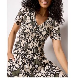 Evereve Carson Floral TOP V-Neck Short Sleeve Smocked Blouse in Size Medium